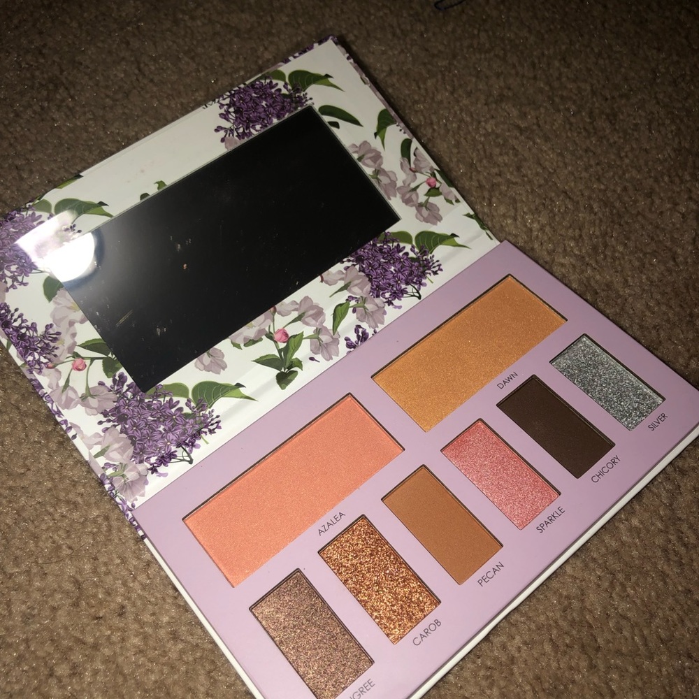 🤍3/$20🤍🌸Sakura and Sage Blush and Eyeshadow Palette 🌸 - Picture 3 of 4